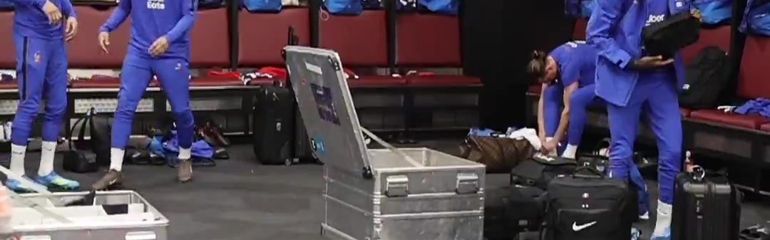 九游娱乐下载-😅姆三岁？姆巴佩更衣室投篮命中瞬间狂喜，现场表演魔性舞蹈