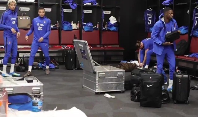 九游娱乐下载-😅姆三岁？姆巴佩更衣室投篮命中瞬间狂喜，现场表演魔性舞蹈