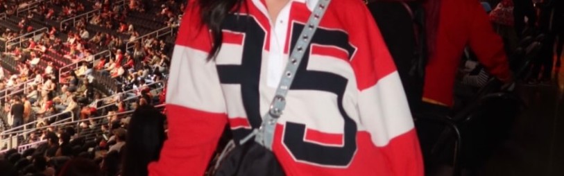 九游娱乐网页版-老鹰美女球迷观战 颜值身材俱佳！主队豪取5连胜领先雄鹿5个胜场